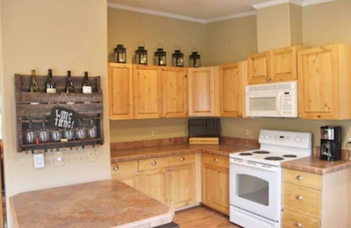 South Fork Cottage | COTTAGE ON THE CREEK VACATION RENTAL. Sleeps 4. Beautiful views. Riverside deck. Fishing.