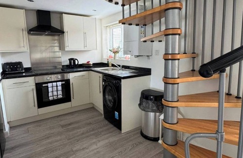 Middlewich House | Cottage - Sleeps 4 - Pets Ok - Garden - Parking