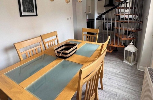 Middlewich House | Cottage - Sleeps 4 - Pets Ok - Garden - Parking