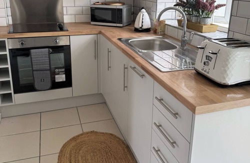 Middlewich Cottage | Cottage - Sleeps 4 - Pet Ok - Patio - Parking