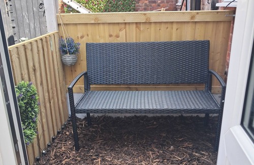 Middlewich Cottage | Cottage - Sleeps 4 - Pet Ok - Patio - Parking