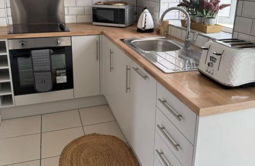 Middlewich House | Cottage - Sleeps 4 - Pets Ok - Patio - Parking