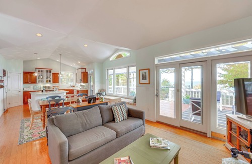 Manistee Cottage | Cottage w/Private Beach + Fire Pit in Manistee!