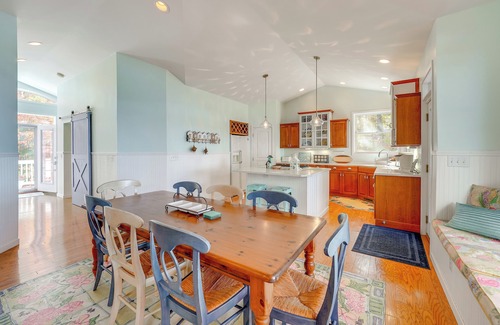 Manistee Cottage | Cottage w/Private Beach + Fire Pit in Manistee!