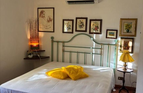 Cecina House | Cottage with a great fenced garden in the Tuscan countryside