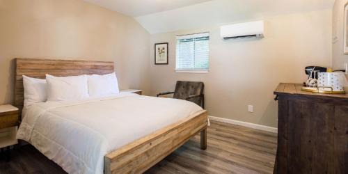 Guerneville Resort | Cottages On River Road