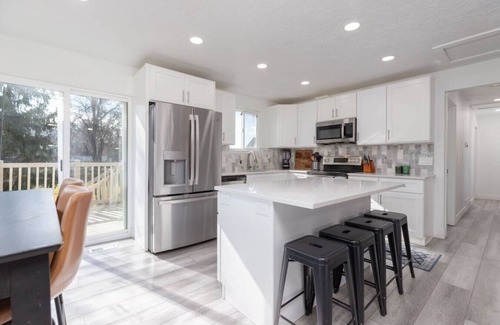 Sandy Apartment | Cottonwood Basecamp-Game Room, 6TVs, Near Canyons!