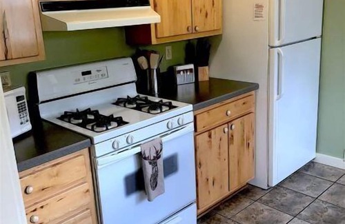 Cody House | Cottonwood Cottage, walking distance to downtown Cody with a private fenced backyard