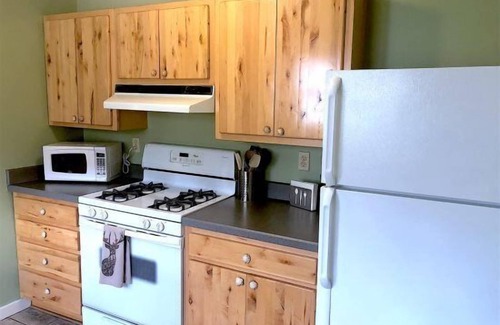 Cody House | Cottonwood Cottage, walking distance to downtown Cody with a private fenced backyard