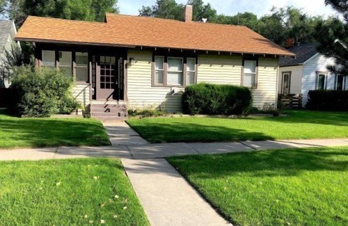 Cody House | Cottonwood Cottage, walking distance to downtown Cody with a private fenced backyard