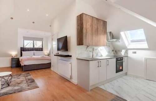 Coulsdon West Apartment | Coulsdon - Entire Studio, Covered Balcony - Walk to Station