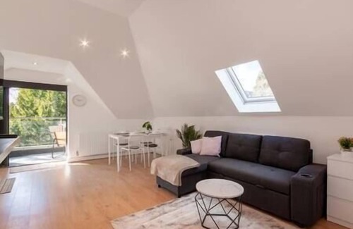 Coulsdon West Apartment | Coulsdon - Entire Studio, Covered Balcony - Walk to Station