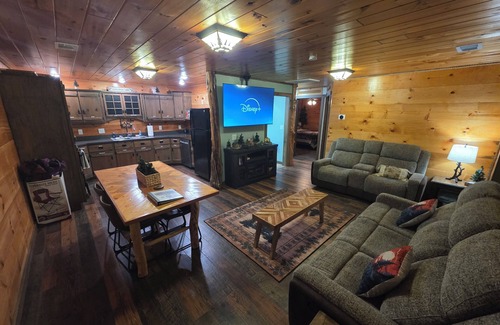Scotland Cabin | Country Cabin - Hot Tub - Free Kayaks - Gig Speed Internet - Fire Pit!