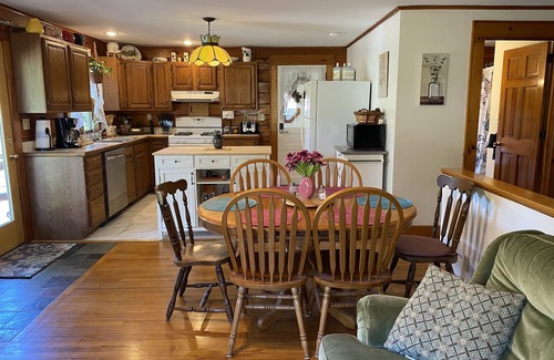 East Nassau Cabin | Country Cabin- Nature preserve,Hiking, Skiing, fishing, swimming & pet friendly