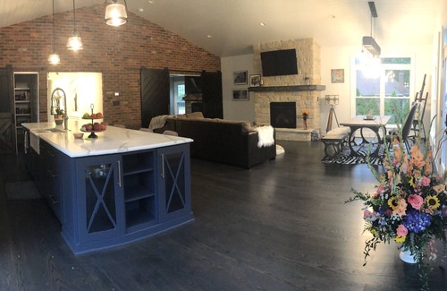 Hurstbourne House | Country Club Designer Home with Gym— Perfect for Derby & ISCO