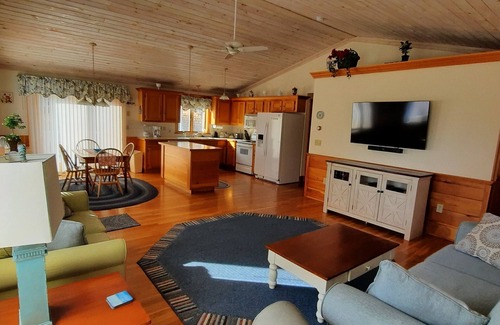 Little Compton Cottage | Country Coastal Cottage 3 min. from beach.