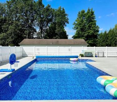 Winesburg House | Country Comfort with Pool Family & Groups