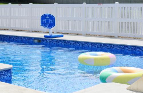 Winesburg House | Country Comfort with Pool Family & Groups