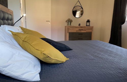 Thiel-sur-Acolin Cottage | Country cottage with terrace and garden in Thiel-sur-Acolin