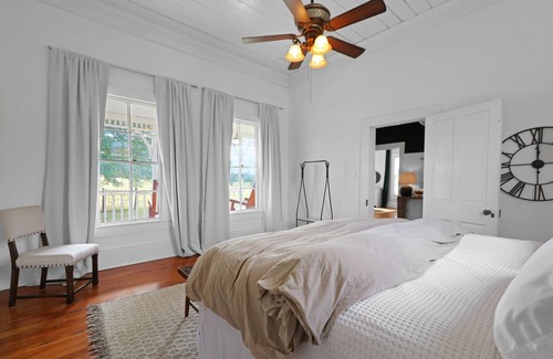 Navasota Other | Country Farmhouse close to Texas A&M, wedding venues, & wineries!