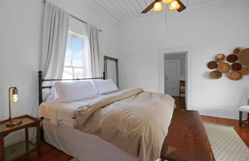 Navasota Other | Country Farmhouse close to Texas A&M, wedding venues, & wineries!