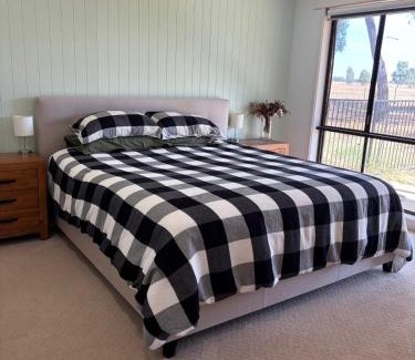 Yarrawonga House | Country Farmhouse on Edge of Town