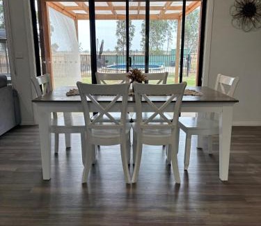 Yarrawonga House | Country Farmhouse on Edge of Town