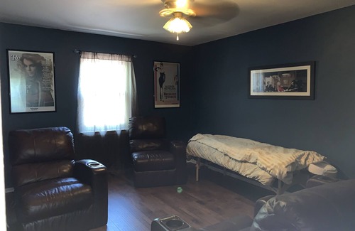 Garden Ridge House | Country Feel minutes from the City!