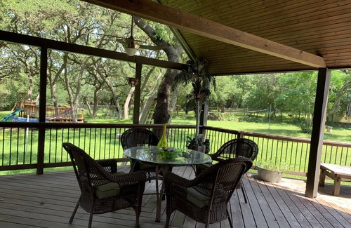 Garden Ridge House | Country Feel minutes from the City!