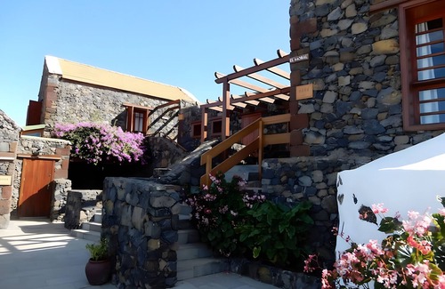 Mocanal House | Country House 'El Almendro' with Sea Views, Shared Terrace and Wi-Fi