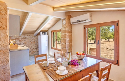 S'alqueria Blanca Villa | Country House 'Casita Els Sestadors' with Private Terrace, Wi-Fi and Air Conditioning