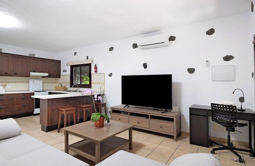 Teguise House | Country House 'Finca El Refugio' with Mountain Views, Private Terrace and Wi-Fi