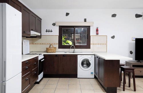 Teguise House | Country House 'Finca El Refugio' with Mountain Views, Private Terrace and Wi-Fi