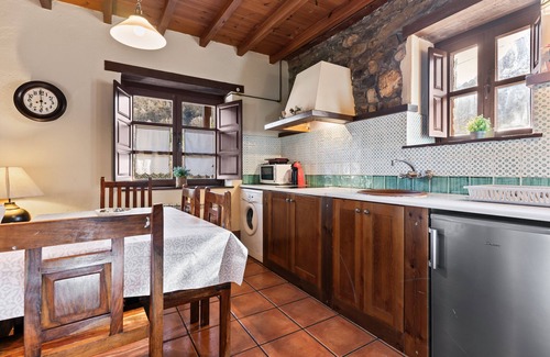 Quiros House | Country House 'La Matuca' with Mountain View, Shared Terrace and Wi-Fi