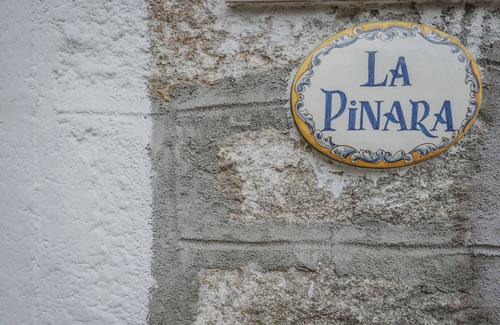 La Adrada House | Country House 'La Pinara' with Balcony, Wi-Fi and Air Conditioning