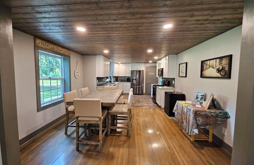 Gallatin House | COUNTRY LIVING JUST 3 MILES FROM GALLATIN SQUARE