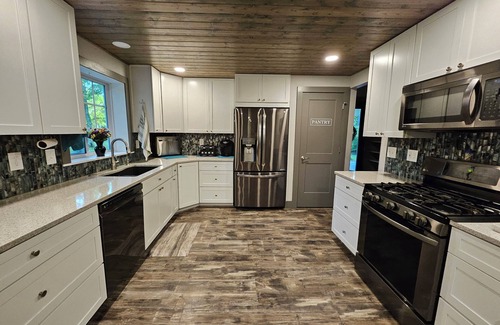 Gallatin House | COUNTRY LIVING JUST 3 MILES FROM GALLATIN SQUARE