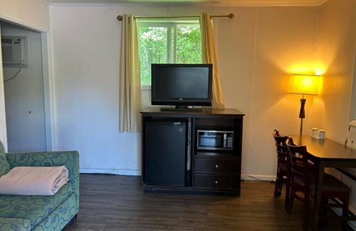 White Haven Hotel | Country Place Inn And Suites