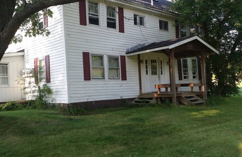 Johnsonville Apartment | Country setting 2 Bedroom apartment short term vacation rental.
