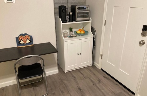 Roseville Apartment | Country-Style Modern Living Suite w/Queen Bed