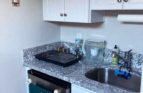 Roseville Apartment | Country-Style Modern Living Suite w/Queen Bed