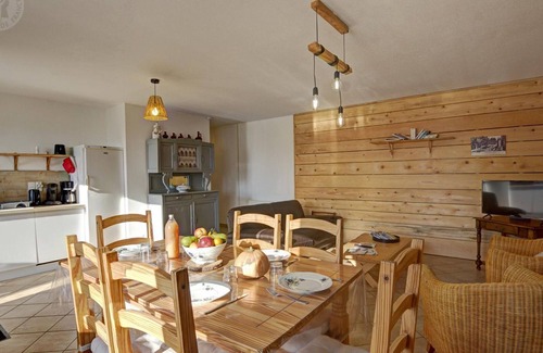 Saint-Romain-en-Jarez Cottage | Countryside cottage with garden and children's games, near Pilat Park