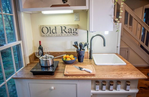 Etlan Cottage | COUNTRYSIDE GETAWAY: Two bedroom cottage in Sperryville near Old Rag Mtn.