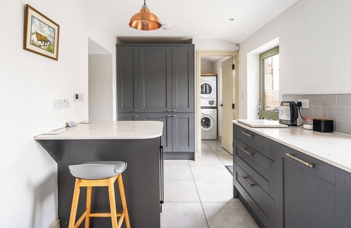 Melksham House | Countryside Granary cottage with access to indoor pool, sauna & steam room