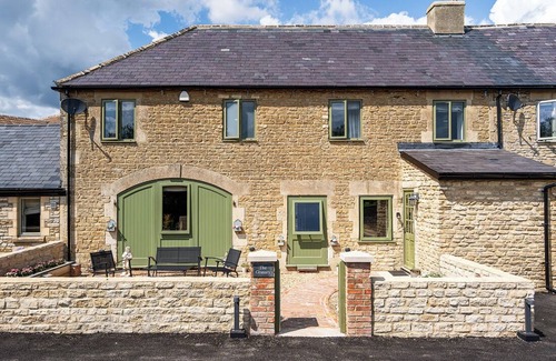 Melksham House | Countryside Granary cottage with access to indoor pool, sauna & steam room