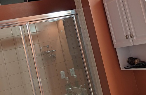 Palm House | Countryside townhouse close to the big city!