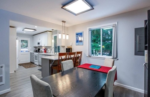 Glacier House | County Style Cabin with Hot Tub and Pets OK