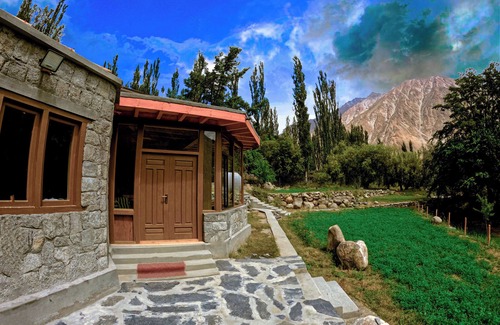 Gulmit Apartment | Couple's Peaceful Offgrid Pod w/Hot Tub & Bonfire