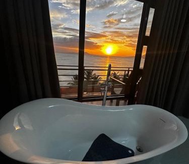 Sawang House | Couple Suite with Ocean View & Relaxing Tub Batangas