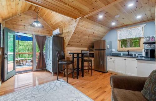 Dahlonega House | Couples Carriage House Retreat-Wineries & Hiking